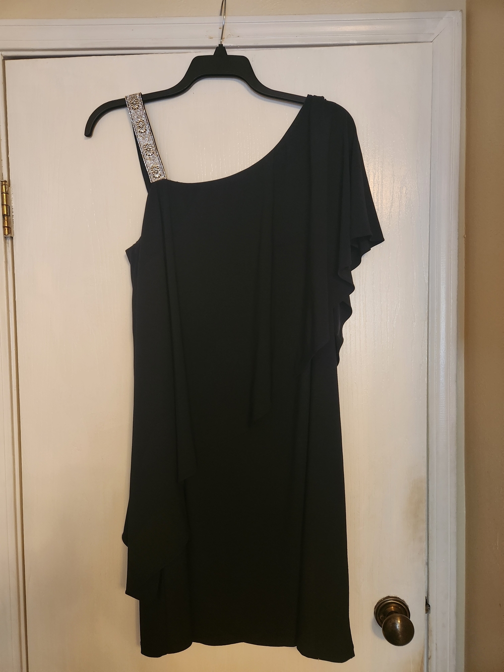 Plus Size Black One-Shoulder Evening Dress with Embellished Strap